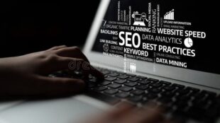 Hand på laptop med ord om SEO, dataanalys och webbplatshastighet