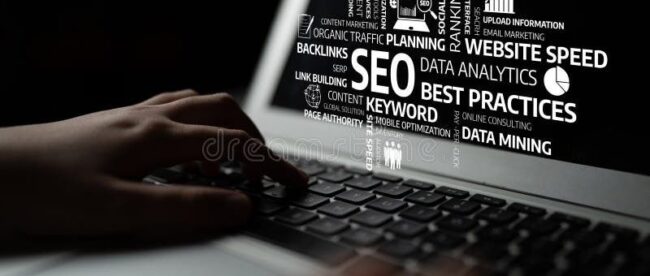 Hand på laptop med ord om SEO, dataanalys och webbplatshastighet